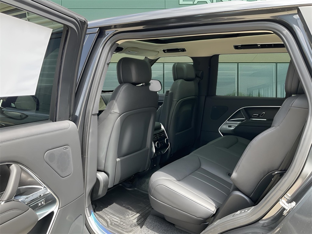 2025 Land Rover Range Rover SE photo 12
