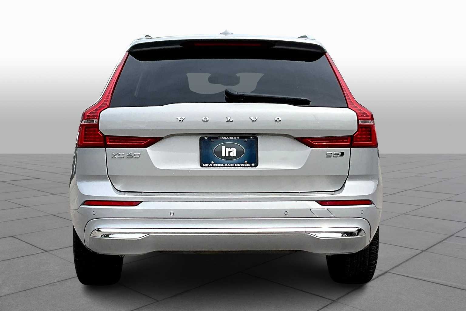 2023 Volvo XC60 Plus photo 2