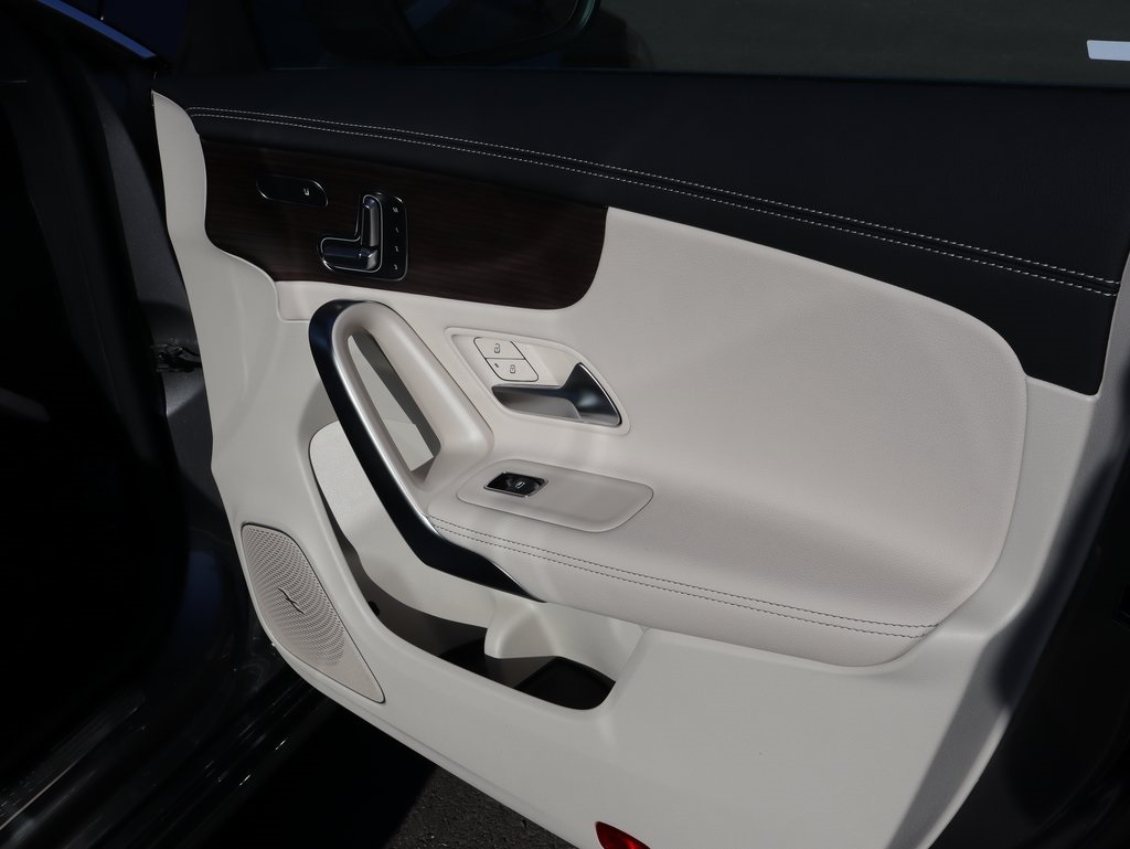 2026 Mercedes Benz CLA 250 4MATIC photo 4