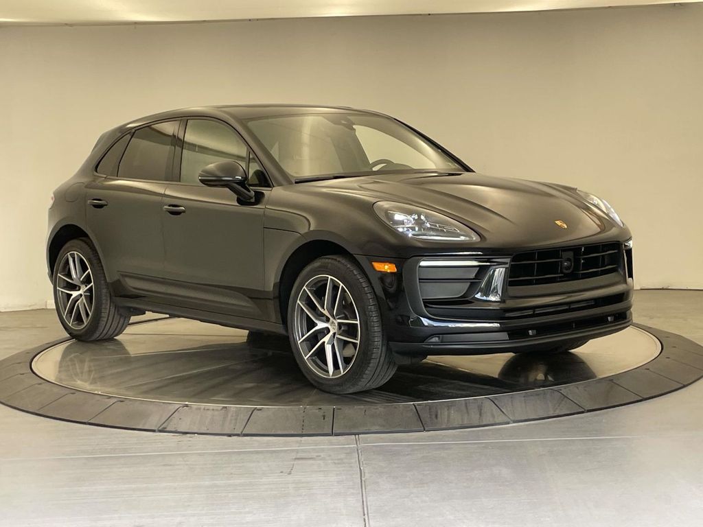 2024 Porsche Macan T photo 2
