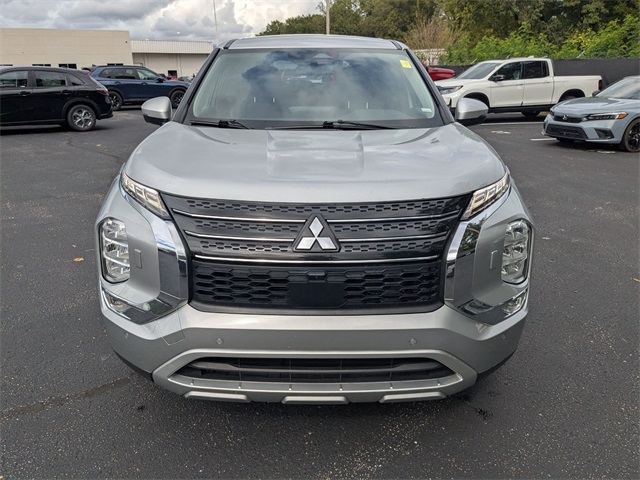 2023 Mitsubishi Outlander SE photo 3
