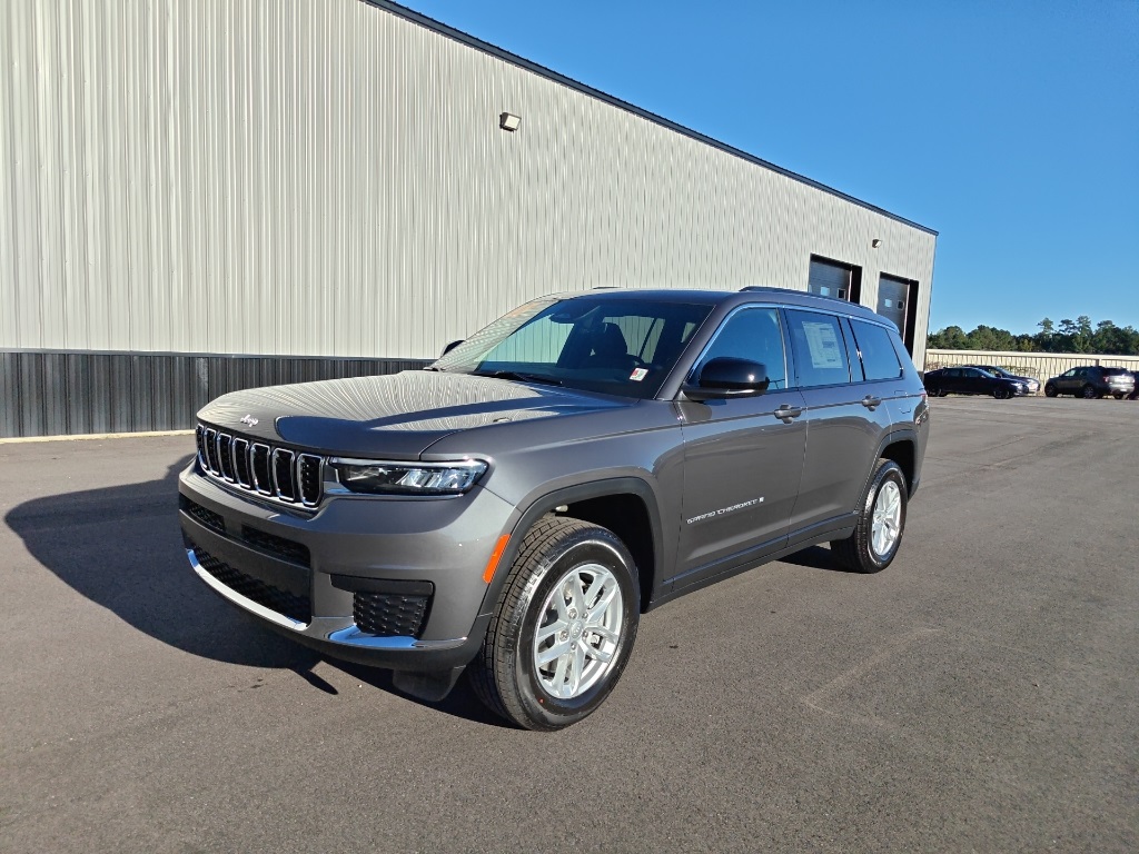2025 Jeep Grand Cherokee Laredo photo 2