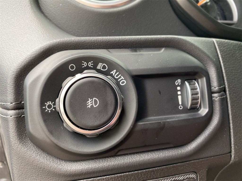 2024 Jeep Wrangler Sahara photo 25