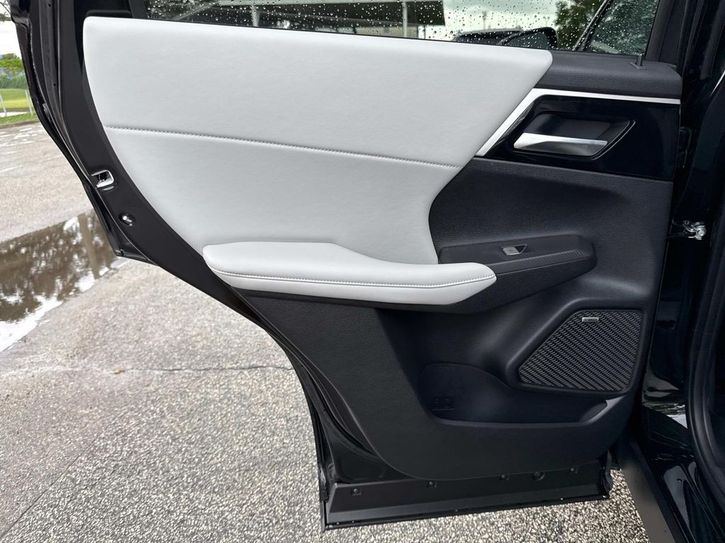 2025 Mitsubishi Outlander SE photo 11
