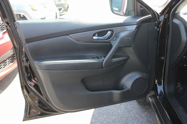 2019 Nissan Rogue SV photo 17