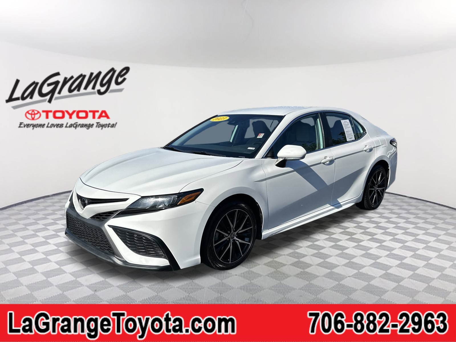 2023 Toyota Camry SE's photo