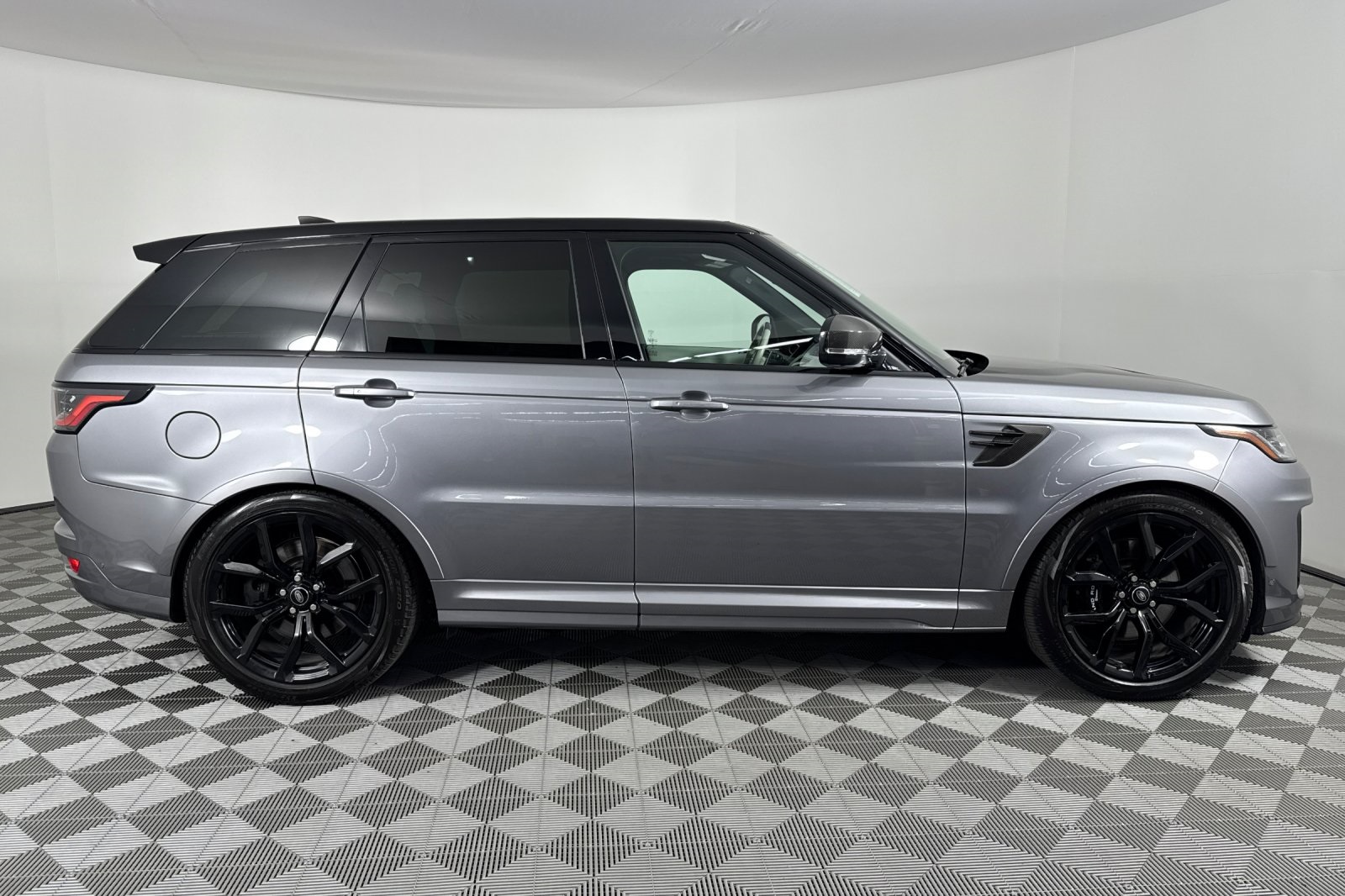 2022 Land Rover Range Rover Sport SVR photo 2