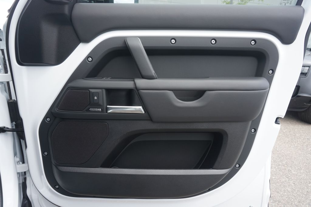 2025 Land Rover Defender 130 X-Dynamic SE photo 20