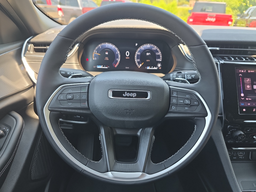 2025 Jeep Grand Cherokee Laredo Altitude photo 12