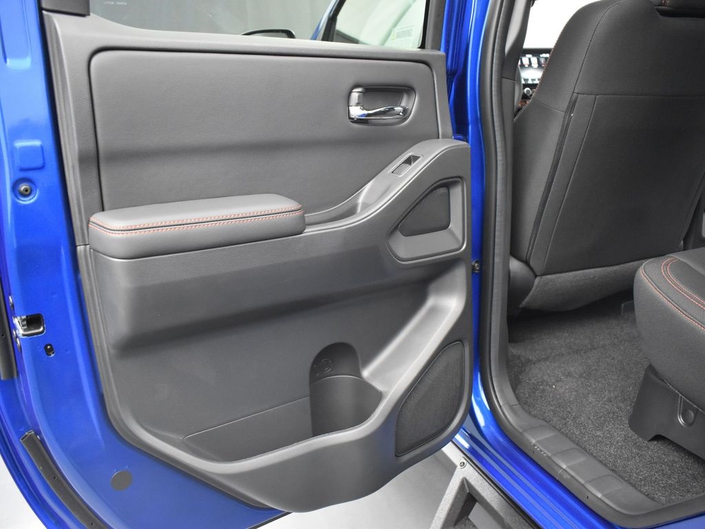2025 Nissan Frontier photo 16