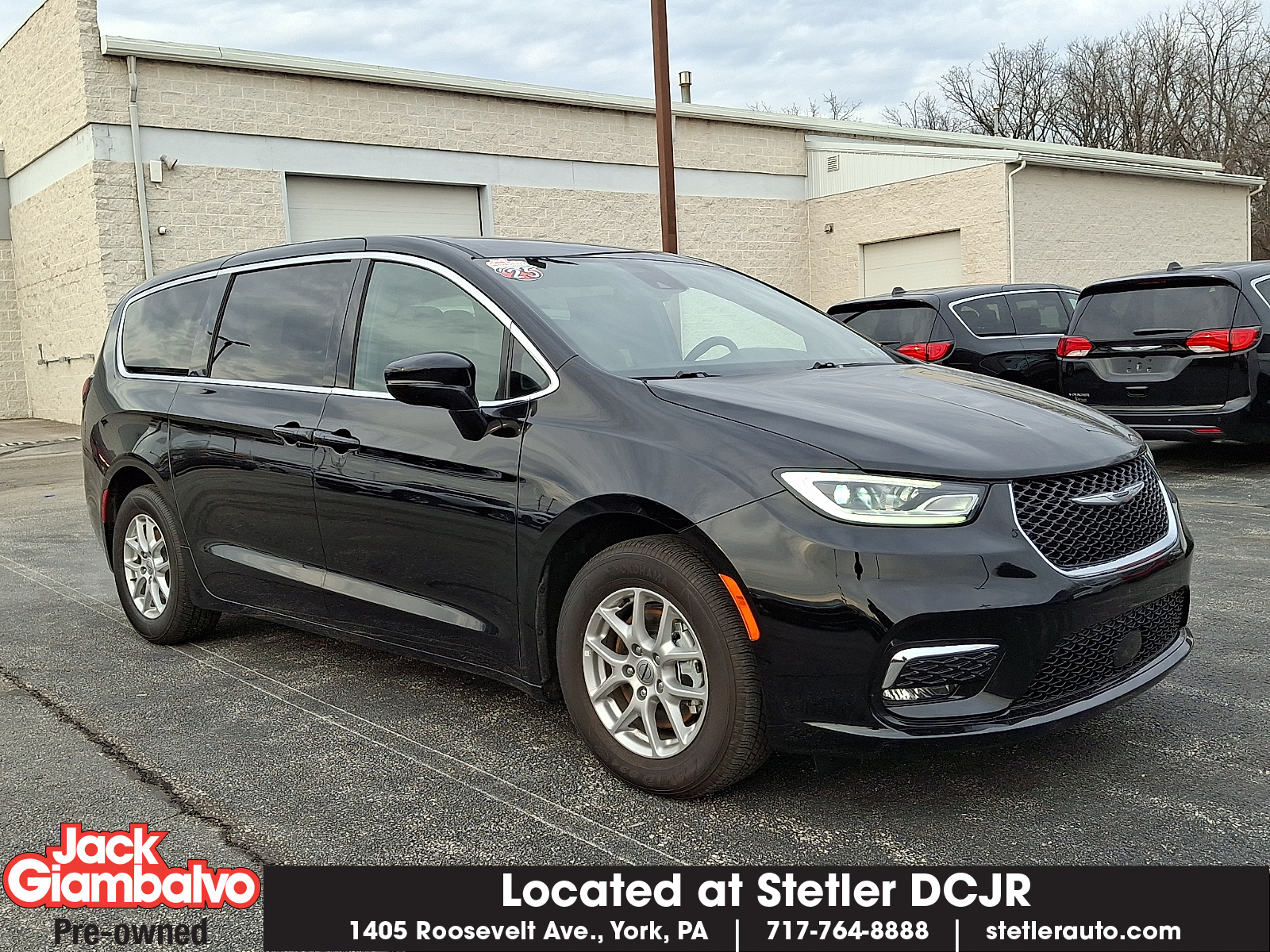 2025 Chrysler Pacifica Select's photo