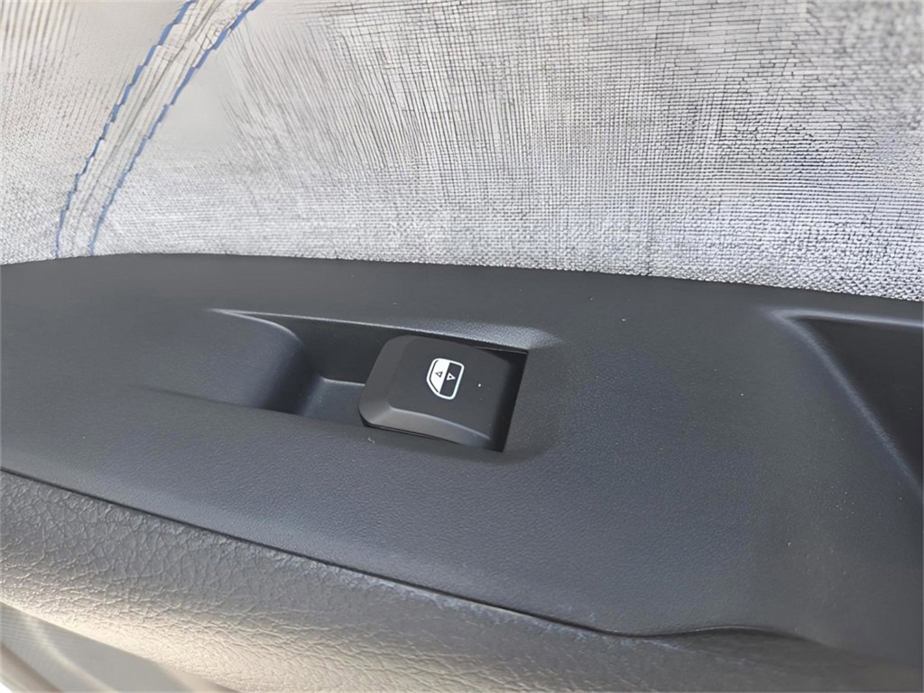 2025 Jeep Compass Latitude photo 38