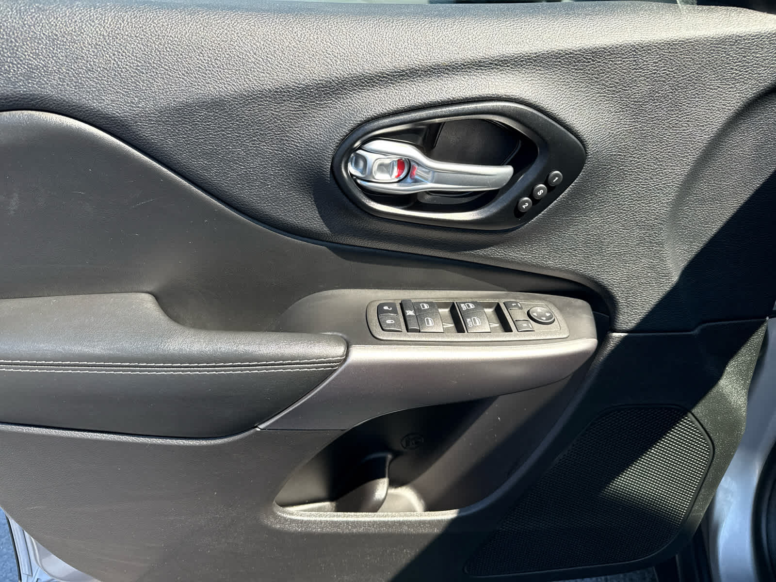 2022 Jeep Cherokee Limited photo 9