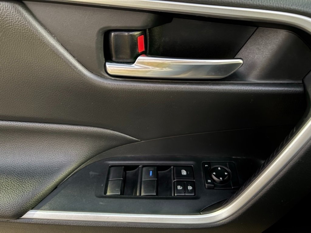 2021 Toyota RAV4 XLE photo 20