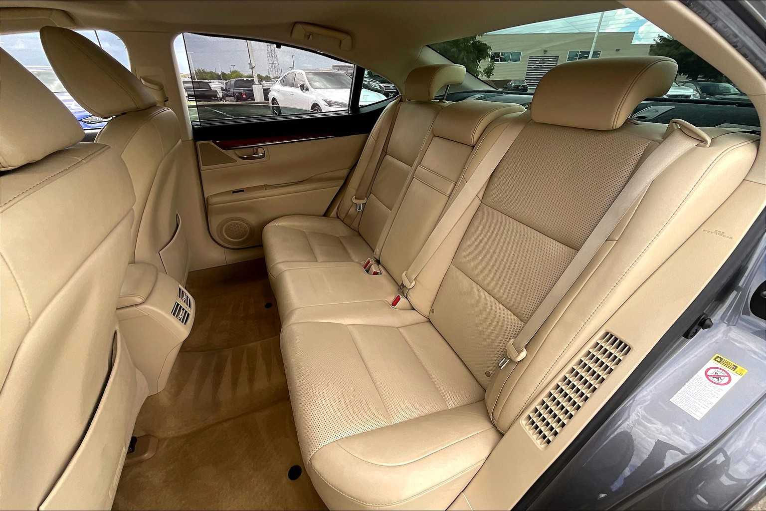 2013 Lexus ES 300h photo 18