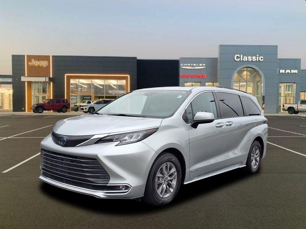 2021 Toyota Sienna XLE's photo