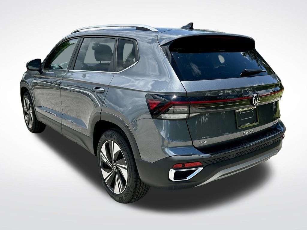 2025 Volkswagen Taos SE photo 3