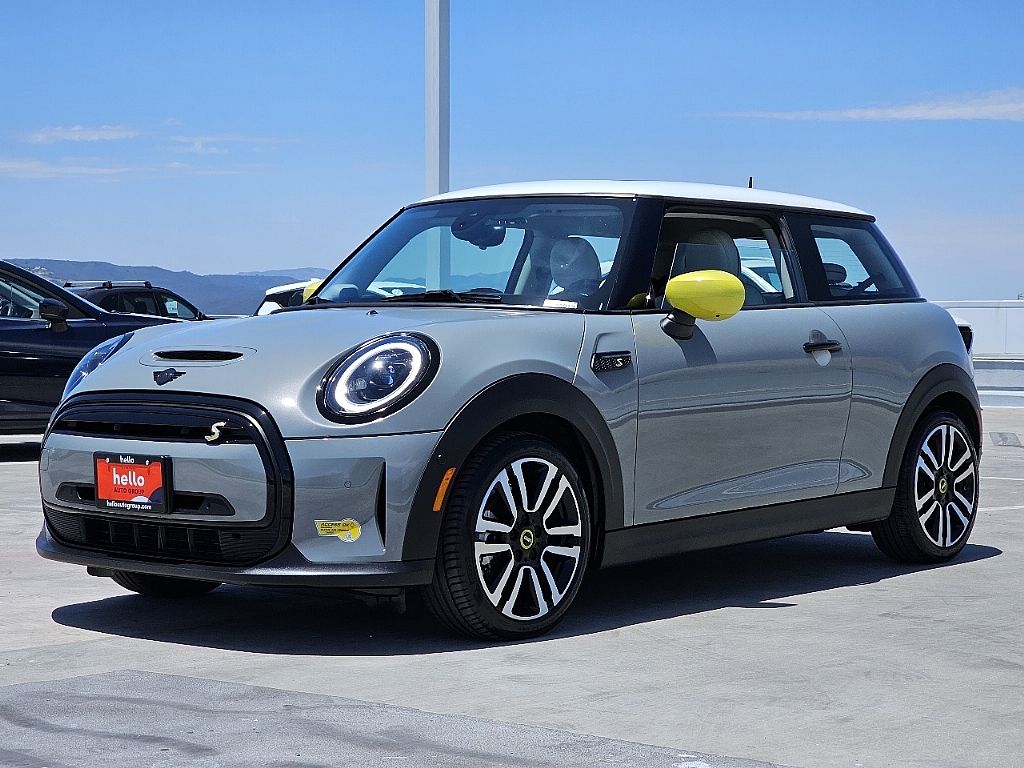 2023 Mini Cooper SE Iconic photo 3
