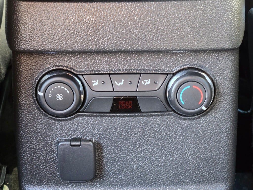 2015 Ford Explorer XLT photo 17