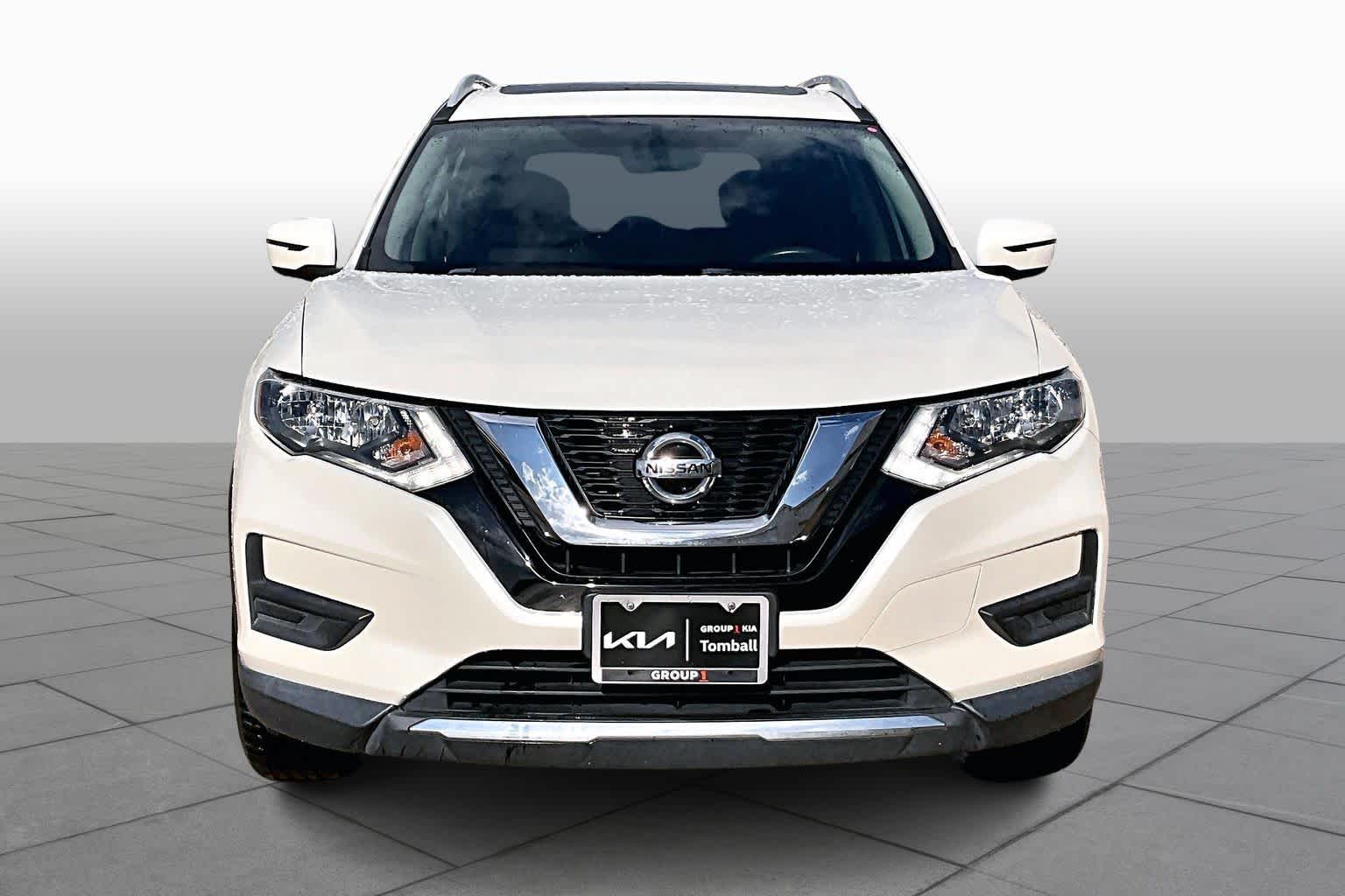 2017 Nissan Rogue SV photo 2