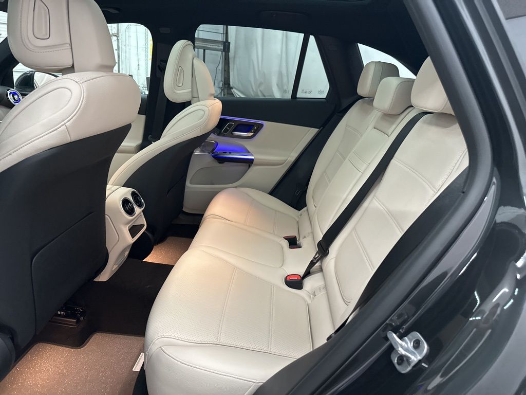 2025 Mercedes Benz GLC 300 photo 18
