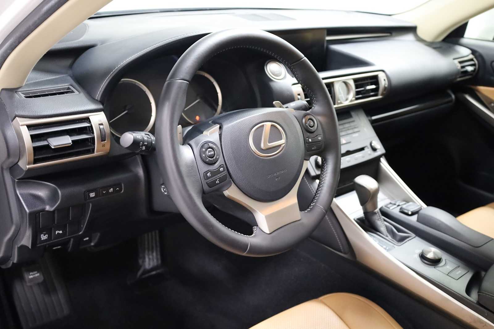 2016 Lexus IS 200t AWD photo 4