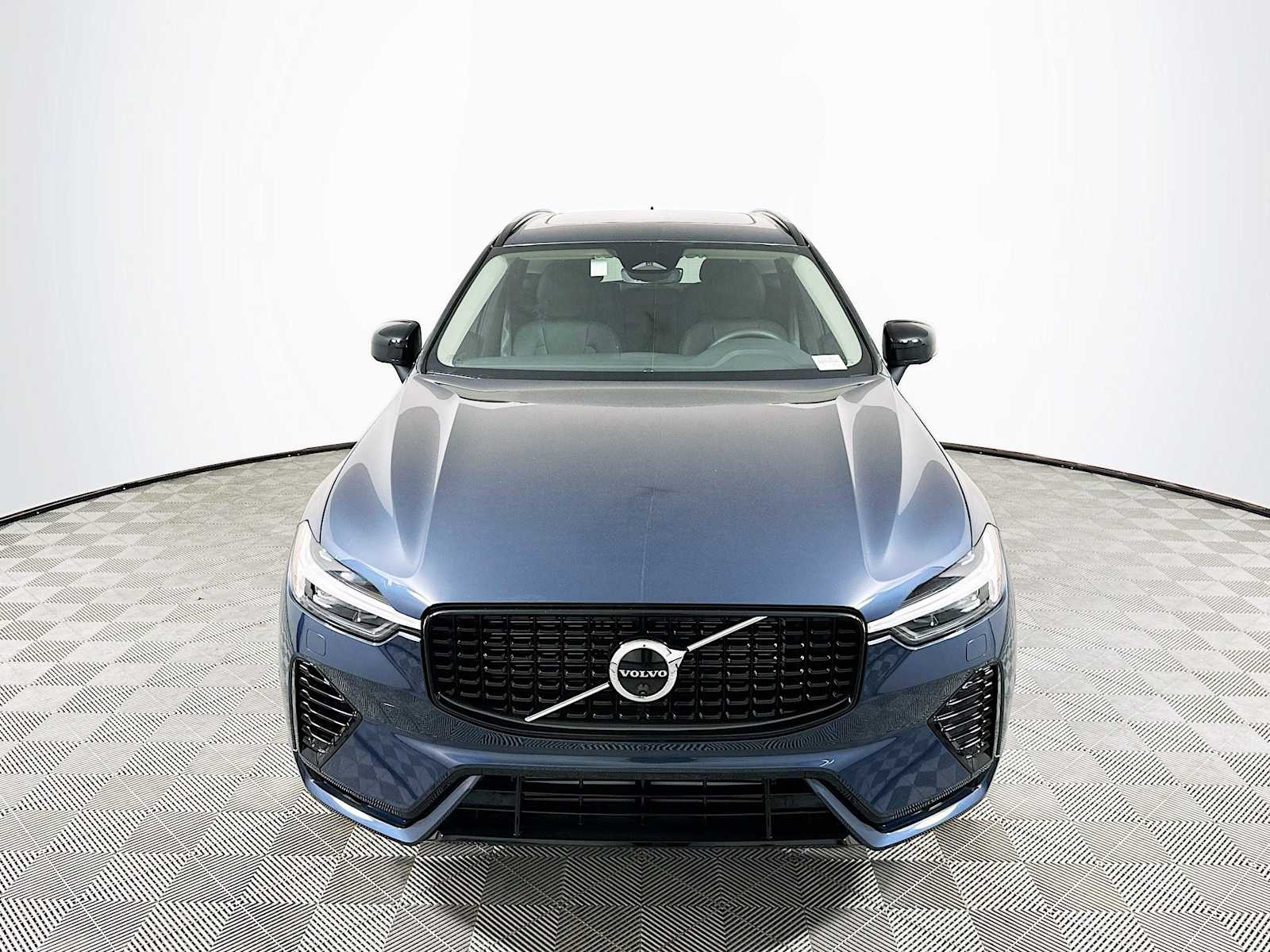 2025 Volvo XC60 T8 Plus photo 2