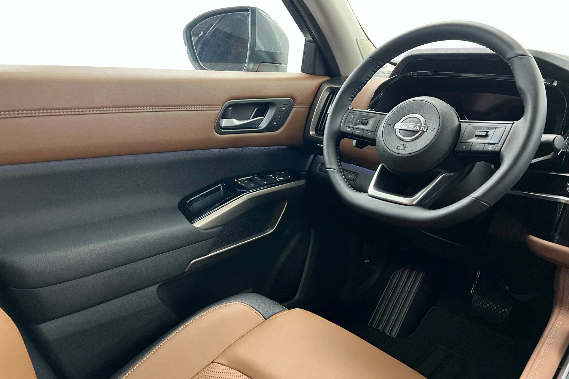 2025 Nissan Pathfinder Platinum photo 11
