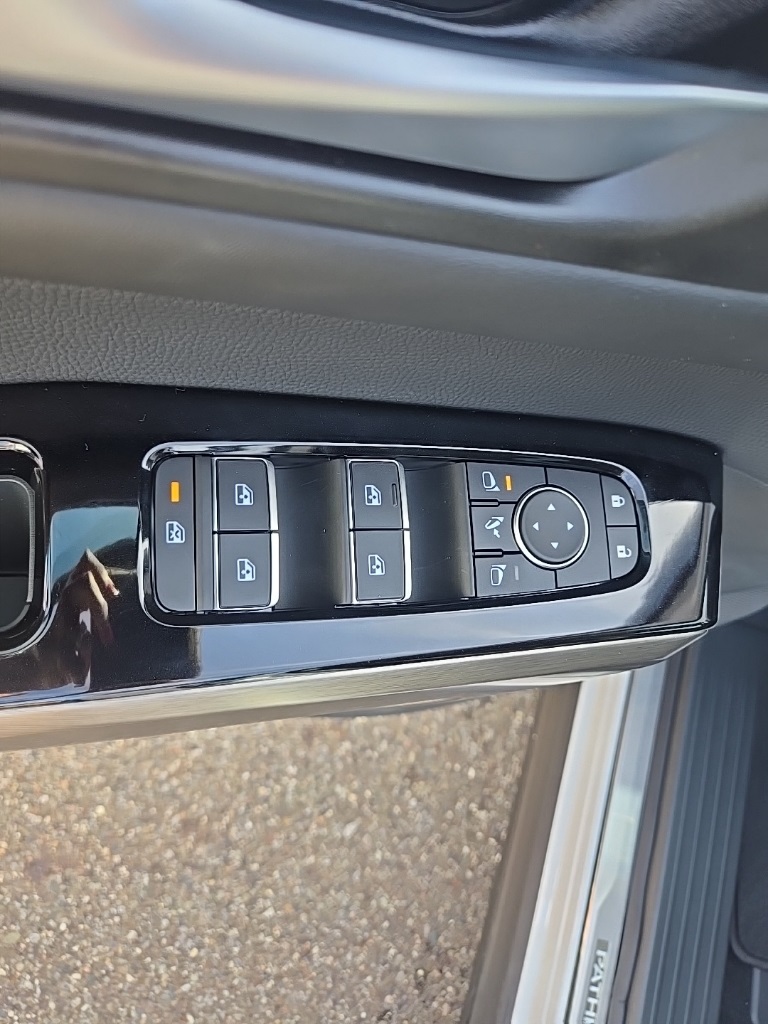 2025 Nissan Pathfinder Platinum photo 9