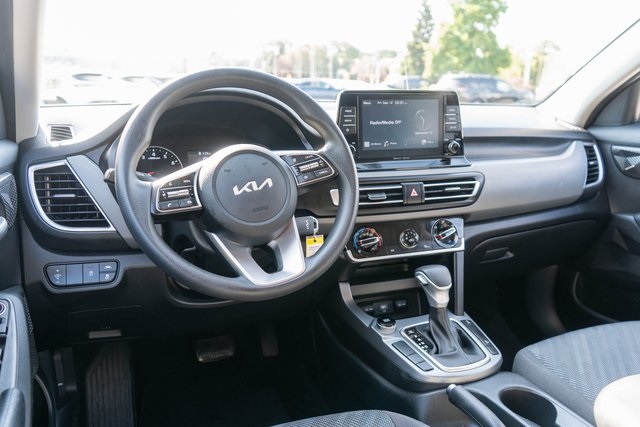 2023 Kia Seltos LX photo 11