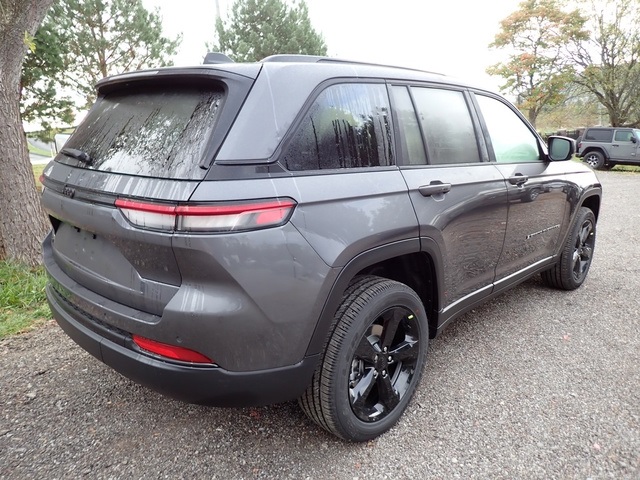 2025 Jeep Grand Cherokee Altitude photo 3