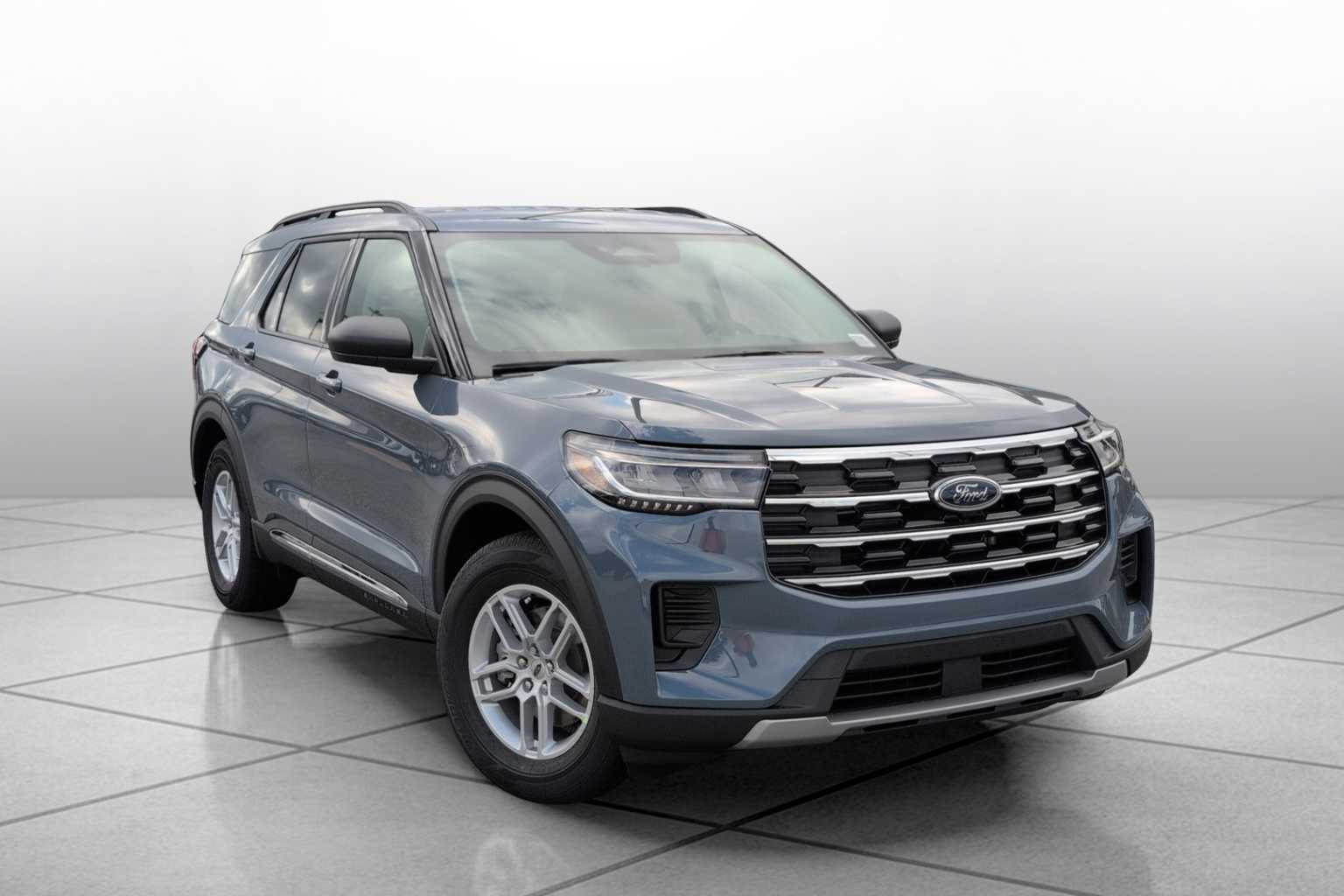 2025 Ford Explorer photo 3
