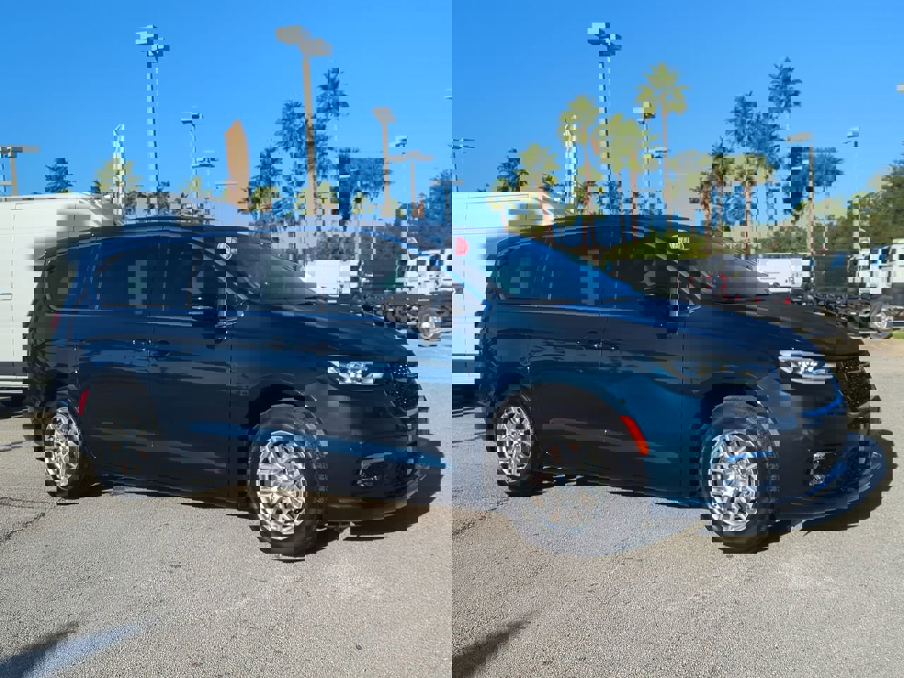 2025 Chrysler Pacifica Select's photo