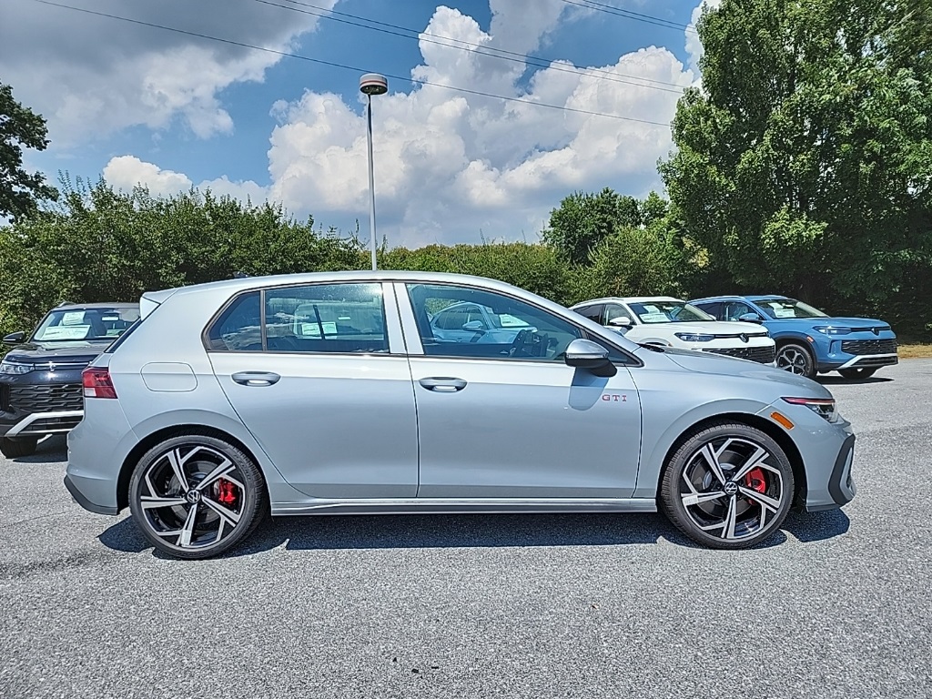2025 Volkswagen Golf GTI SE photo 4