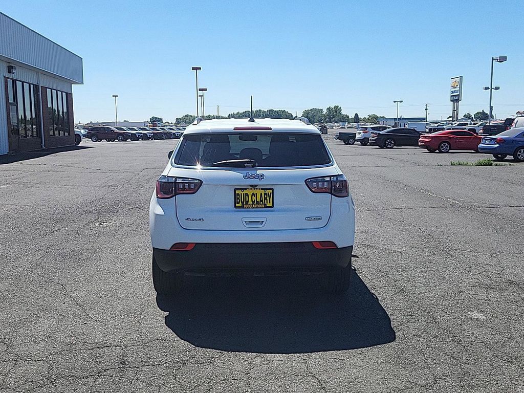 2022 Jeep Compass Latitude photo 3