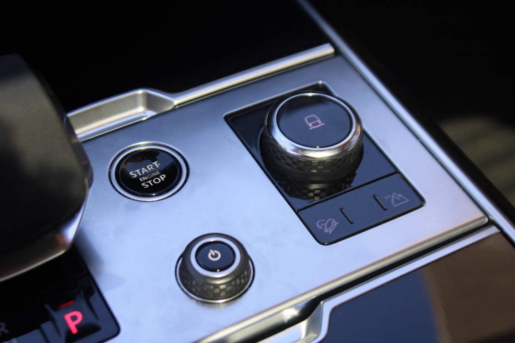 2023 Land Rover Range Rover SE photo 23