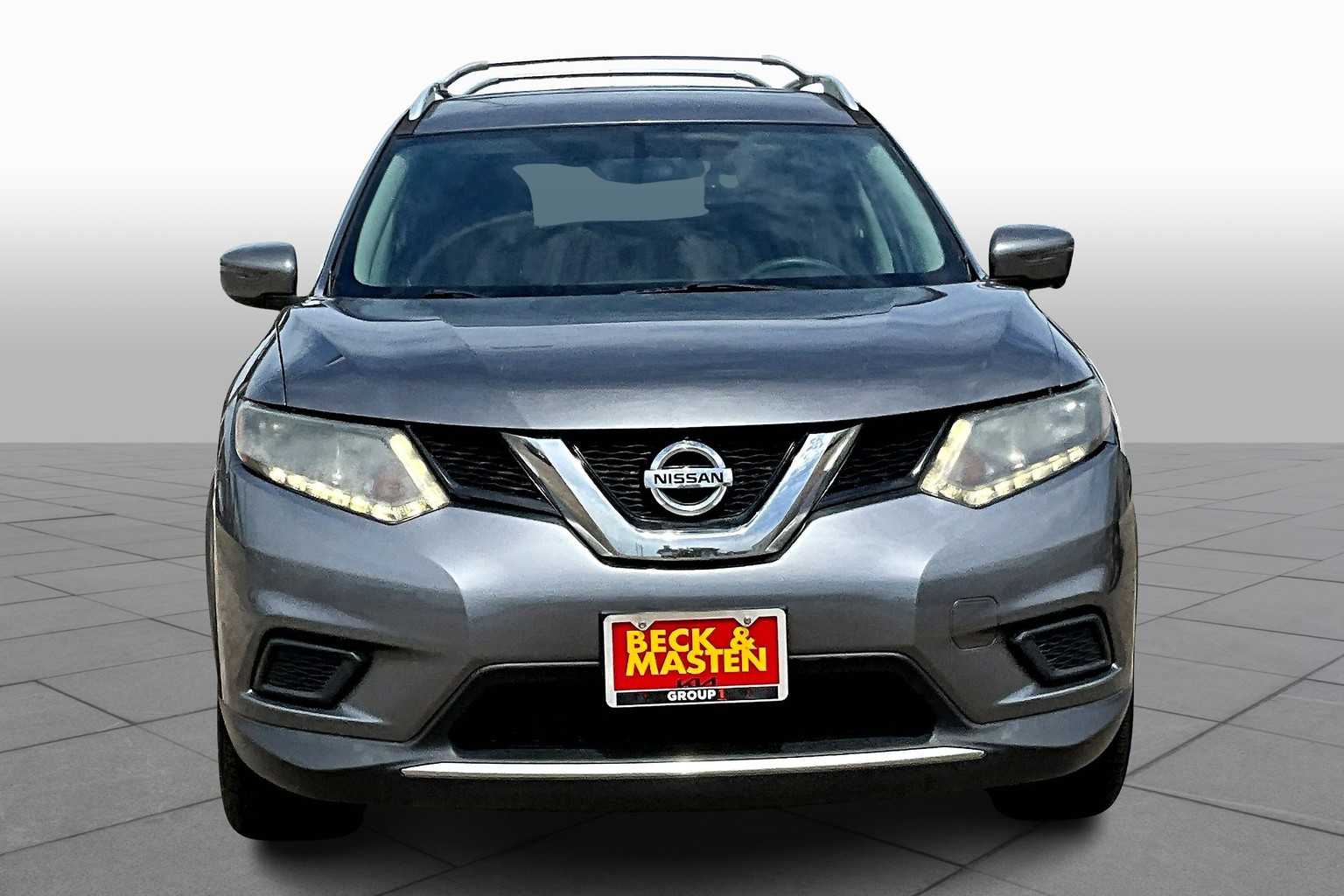 2016 Nissan Rogue SV photo 2