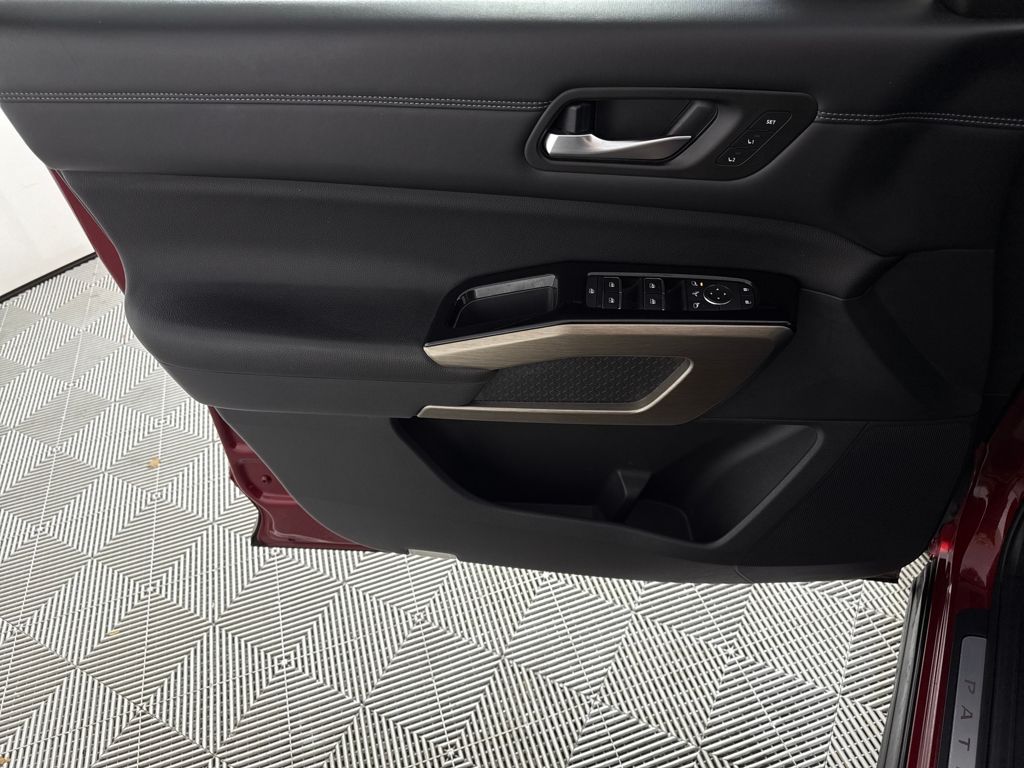 2022 Nissan Pathfinder Platinum photo 3