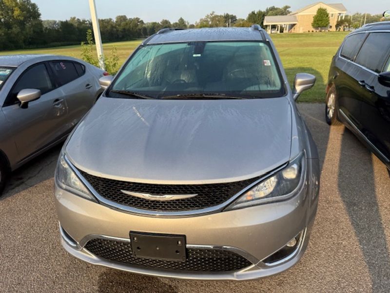 2019 Chrysler Pacifica Touring L photo 2