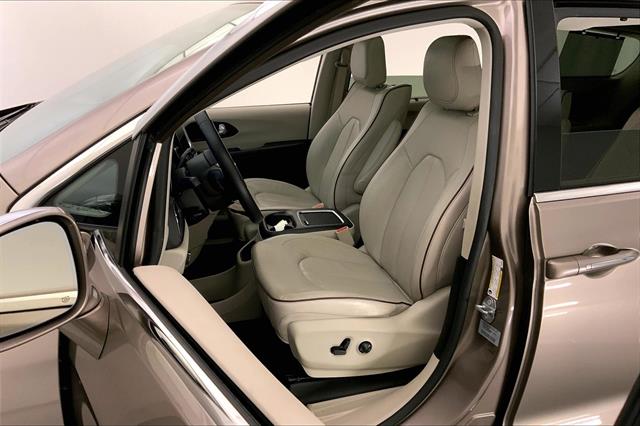 2017 Chrysler Pacifica Limited photo 12