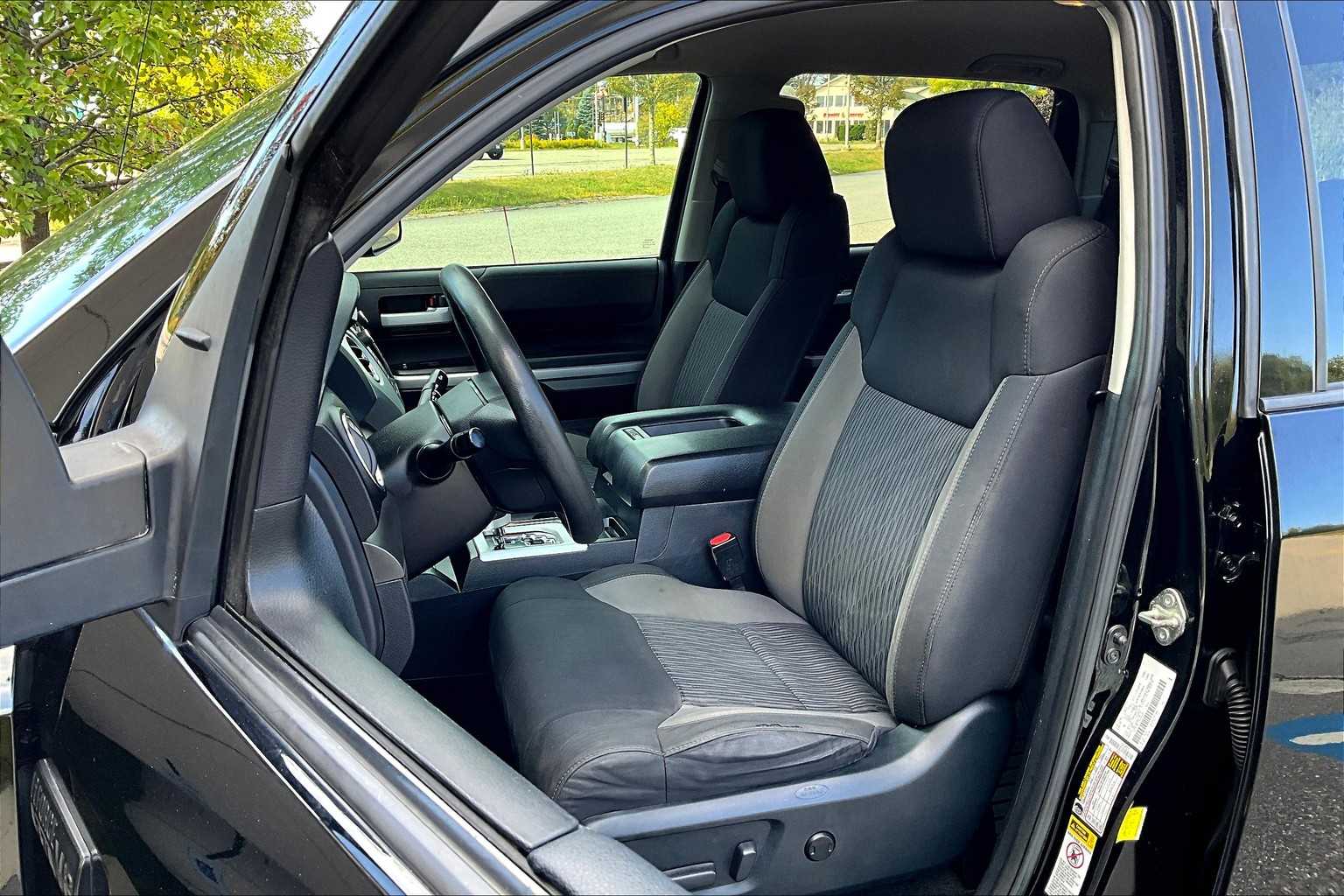 2017 Toyota Tundra SR5 photo 8