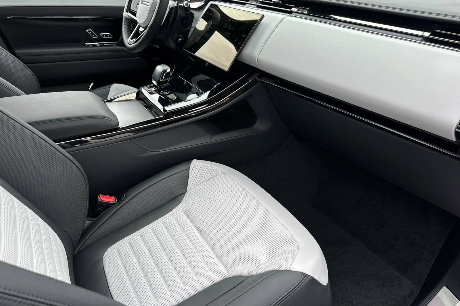 2025 Land Rover Range Rover Sport photo 18