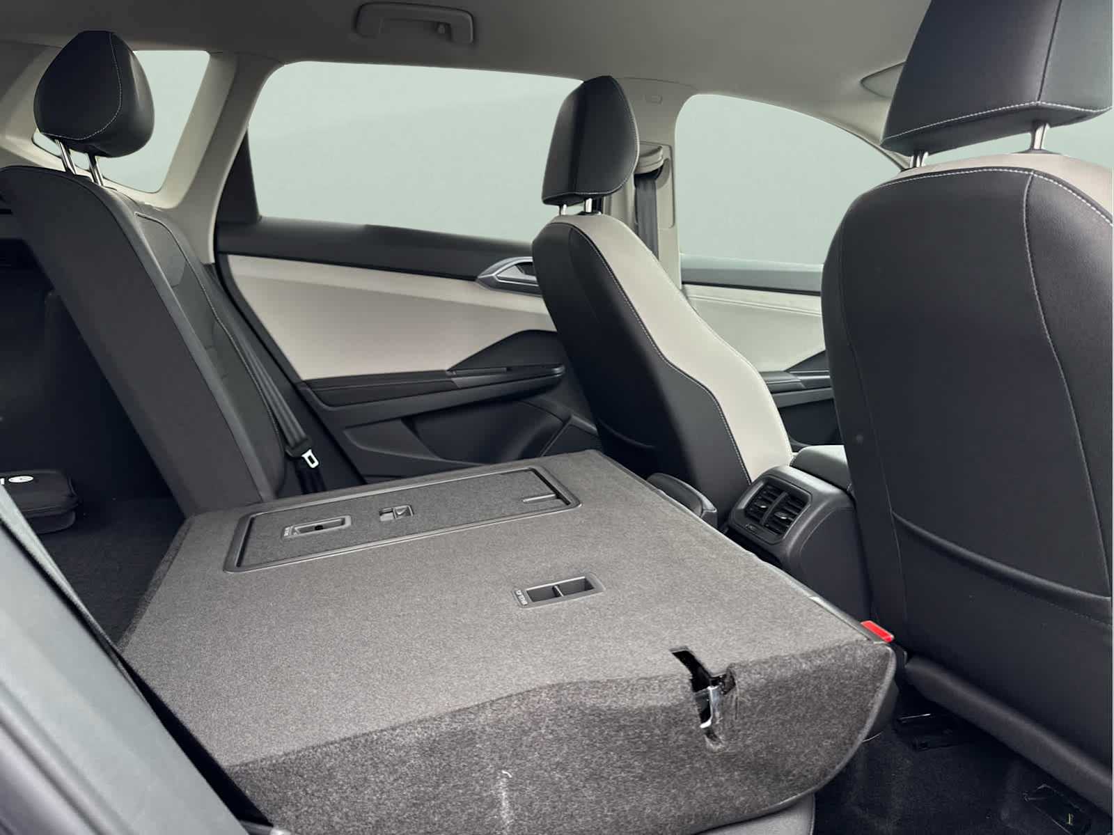 2025 Volkswagen Taos SE photo 37