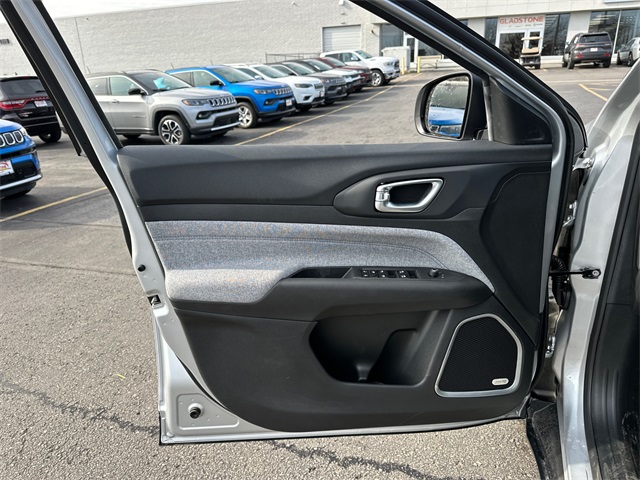 2025 Jeep Compass Latitude photo 25