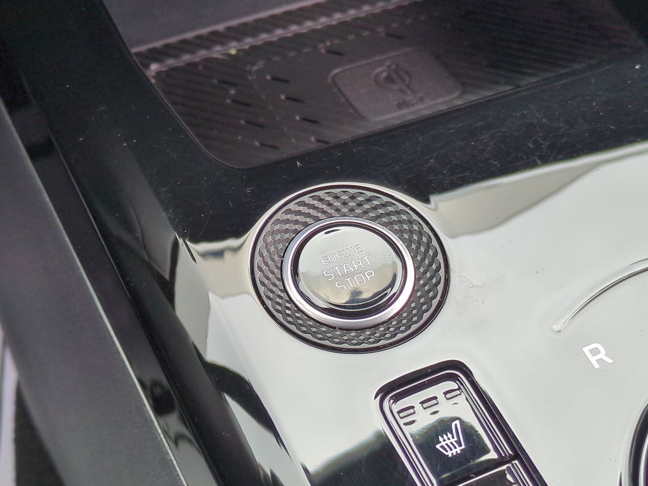 2024 Kia Niro Plug-In Hybrid SX photo 12