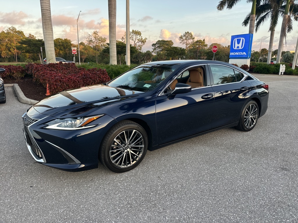 2022 Lexus ES 350's photo