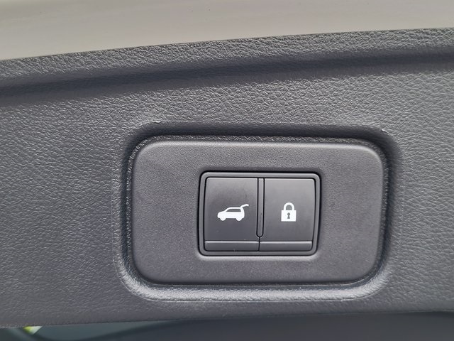 2022 Nissan Pathfinder SL photo 3