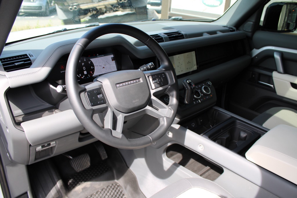 2023 Land Rover Defender 110 X-Dynamic SE photo 4