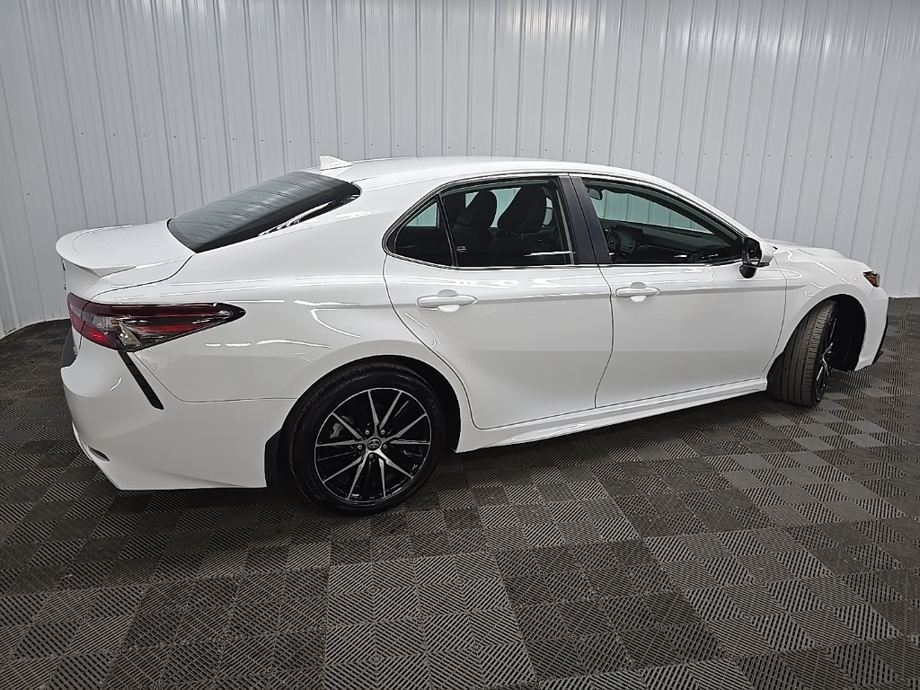 2022 Toyota Camry SE photo 3