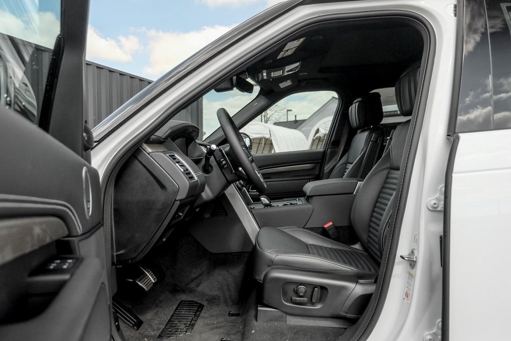 2025 Land Rover Discovery Metropolitan Edition photo 9